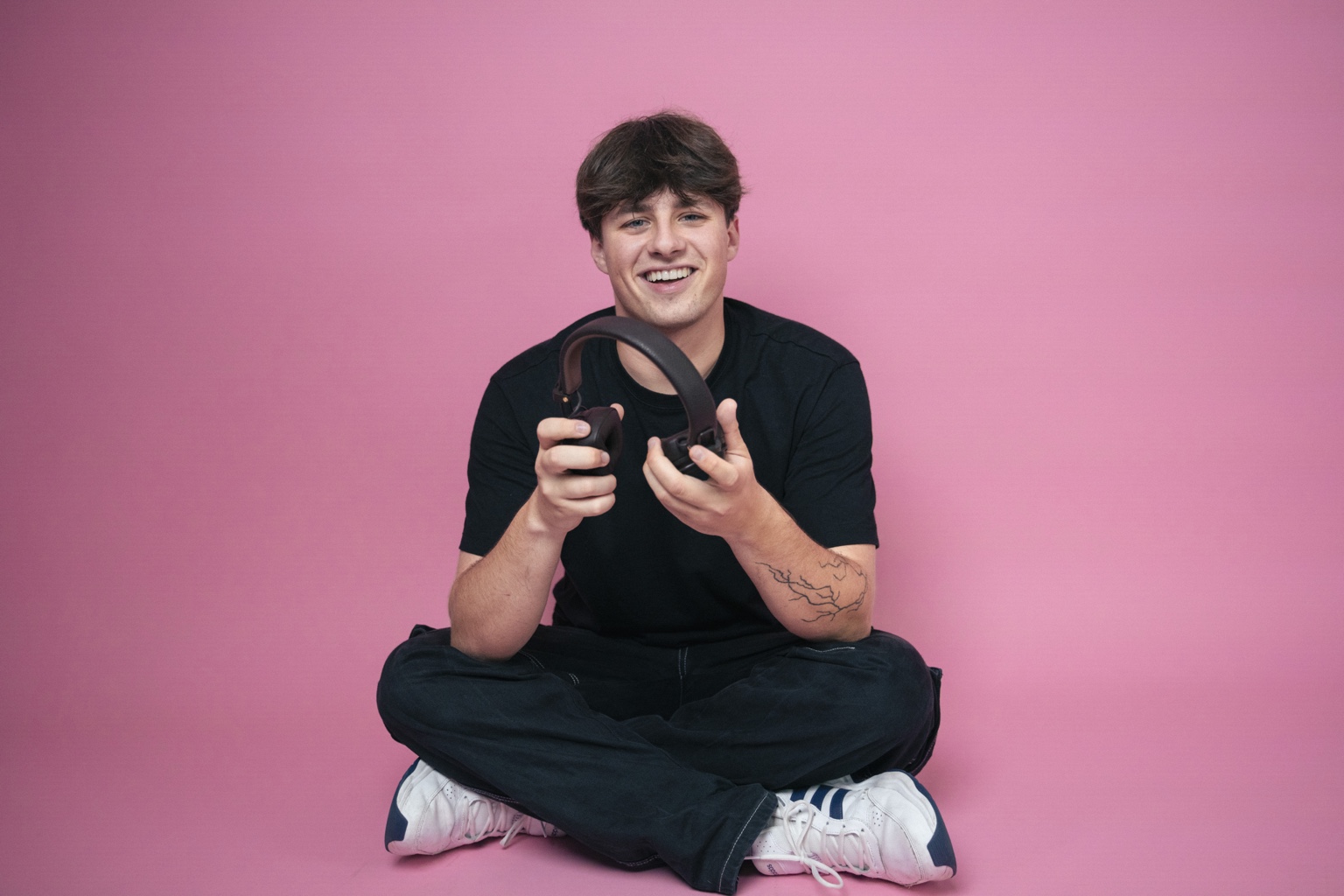 Lukas vor pinkem Hintergrund