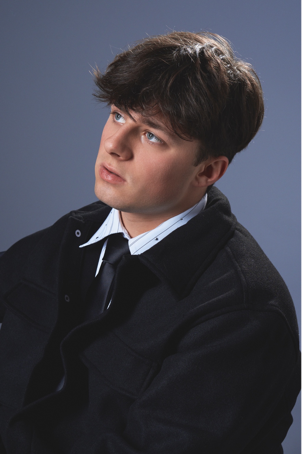 Studio-Porträt im braunen Pullover