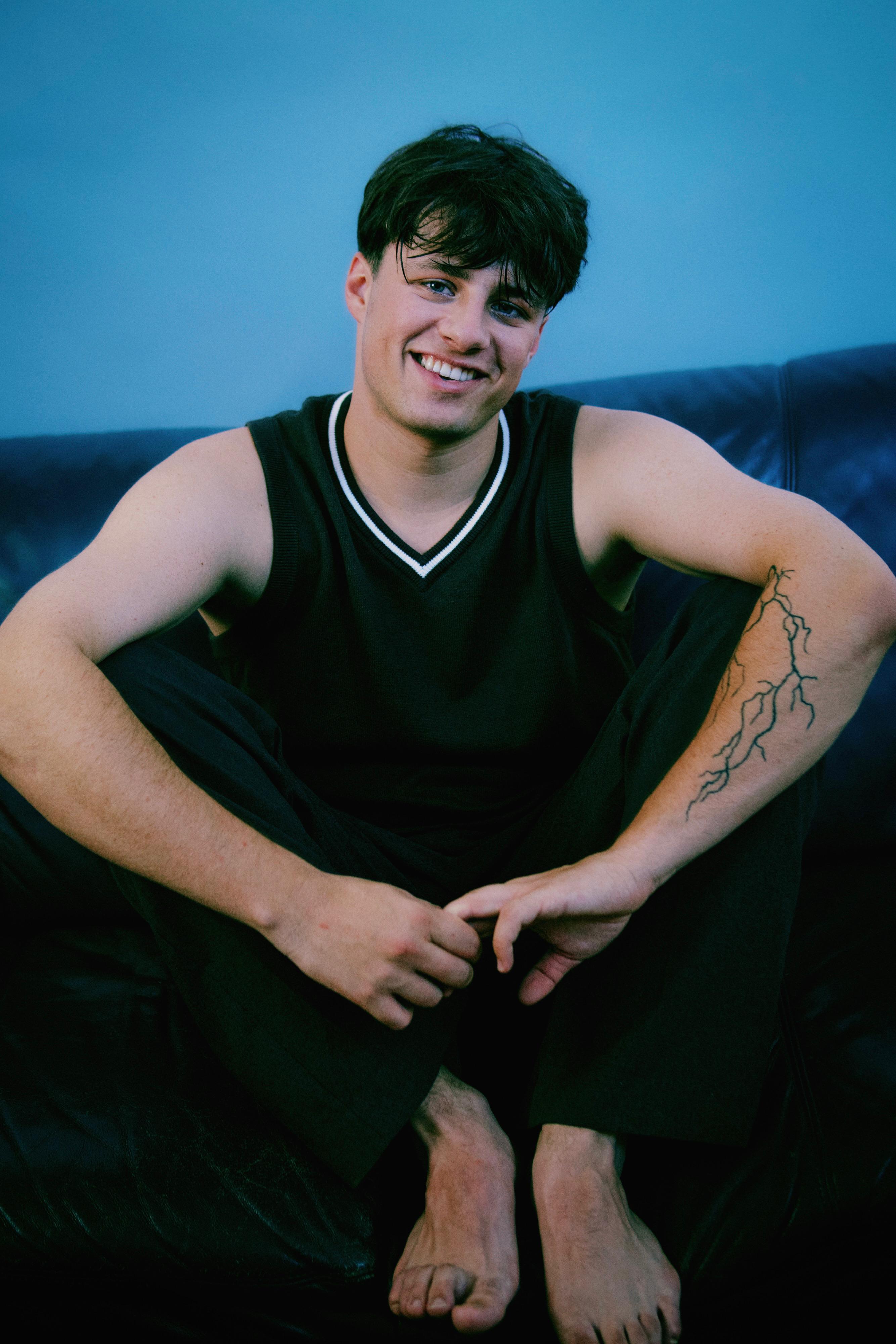 Lukas im Basketballtrikot im Studio